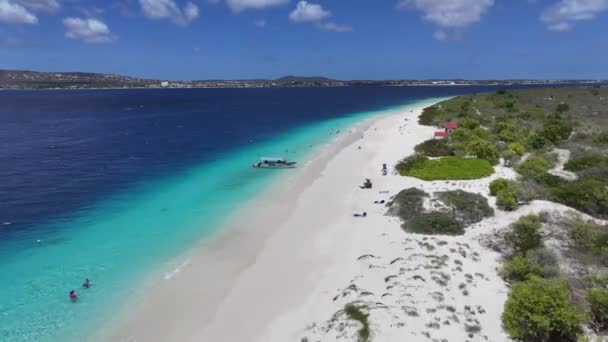 Klein Bonaire En Kralendijk En Bonaire Antillas Holandesas. Island Beach. Paisaje marino azul. Kralendijk At Bonaire Netherlands Antilles (en inglés). Información turística. Naturaleza Paisaje marino. - Metraje, vídeo