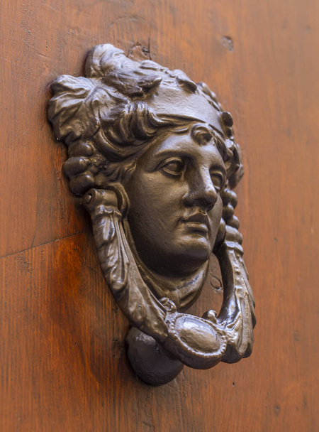 Tocador de puerta de metal vintage con una cara humana. Foto de alta calidad. - Foto, Imagen