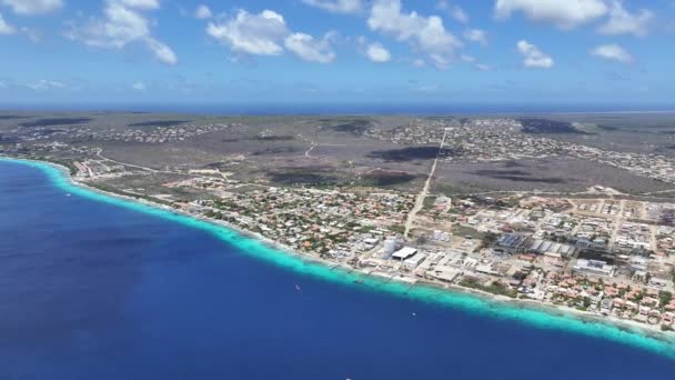 Klein Bonaire Sahili Kralendijk, Bonaire Hollanda Antilleri. Plaj manzarası. Karayip Adası. Bonaire Hollanda Antilleri 'nde Kralendijk. Deniz Burnu Açık Hava. Doğa Turizmi. - Video, Çekim