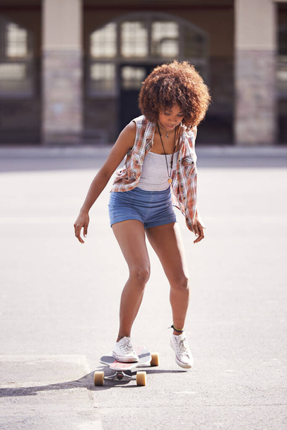 Mulher, skate e passeio de skate urbano, esportes e energia com habilidade, técnica e atividade de recreação ao ar livre. Skateboarder, prática e treinamento com treino para equilíbrio e exercício. - Foto, Imagem
