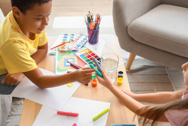 Aranyos kisgyerekek rajzolnak otthon, közelkép - Fotó, kép