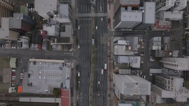 Shora dolů panting záběry široké víceúrovňové silnice obklopené multistorey budov v městské čtvrti. Ósaka, Japonsko. - Záběry, video