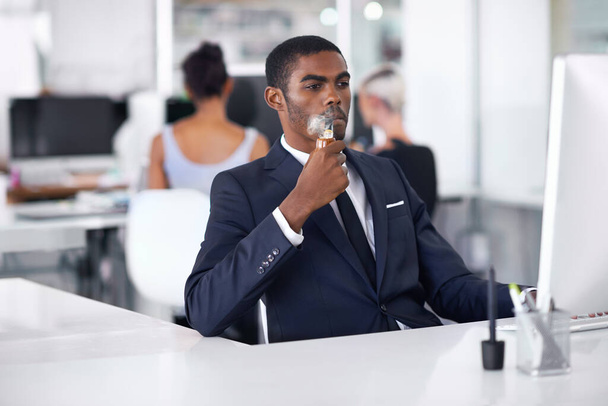 Черный мужчина, курящий и дымящийся в офисе или бизнес с сигаретой, электронная трубка в формальной одежде. Бизнесмен, корпорация и работа на компьютере, технологии или подключение и продавца на рабочем месте. - Фото, изображение