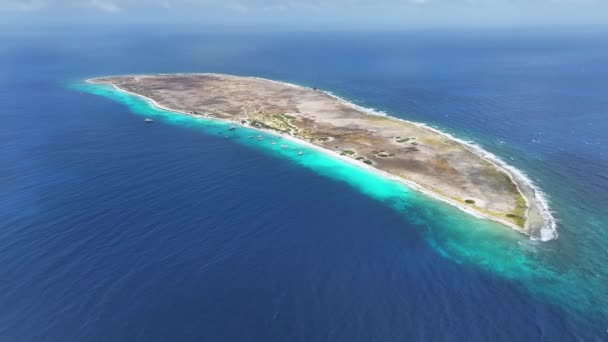 Klein Curacao Hollanda 'daki Willemstad' da. Ada Sahili. Mavi Deniz Manzarası. Hollanda 'daki Willemstad Curacao. Turizm arka planı. Doğa Deniz Burnu. - Video, Çekim