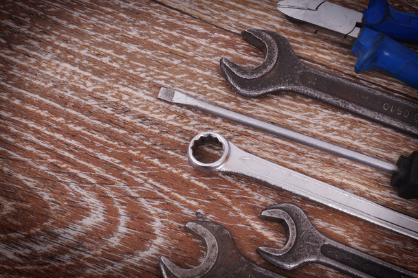 Робочі інструменти на дерев'яній дошці
 - Фото, зображення