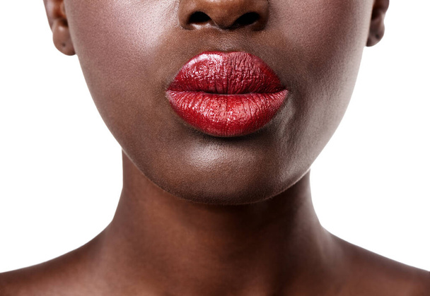 Usta kobiety, czerwony i szminka z urody, kosmetyki i zdrowej skóry dla blasku izolowane w studio. Model twarzy, estetyki lub dziewczyny z błyszczykiem, zbliżeniem lub pielęgnacją skóry na białym tle. - Zdjęcie, obraz