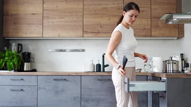 Νεαρή γυναίκα ετοιμάζει σούπα στην κουζίνα του σπιτιού της χρησιμοποιώντας διαφορετικά αντικείμενα κουζίνας. Υψηλής ποιότητας 4k πλάνα - Πλάνα, βίντεο