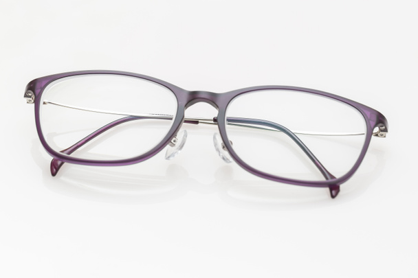 白地に紫のメガネ - 写真・画像