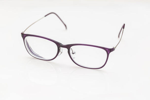 Fioletowe okulary na białym tle - Zdjęcie, obraz