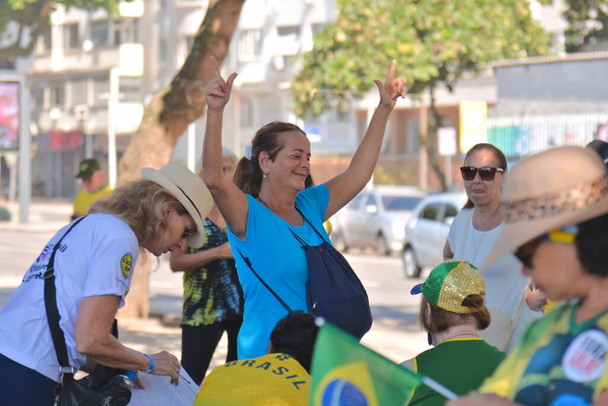 Ρίο ντε Τζανέιρο (RJ), 05 / 01 / 2024 - Διαδήλωση για την ελευθερία και την Ημέρα του Εργάτη στην Copacabana, Ρίο ντε Τζανέιρο, την Κυριακή (1). Διαδηλωτές του Bolsonaro γιορτάζουν την Ημέρα της Εργασίας και απαιτούν ελευθερία έκφρασης.  - Φωτογραφία, εικόνα