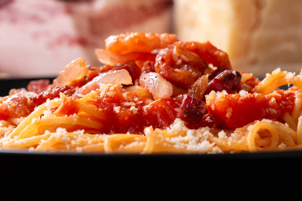 Deliziosi spaghetti amatriciana, una ricetta tradizionale di pasta con sugo di pomodoro, guanciale e pecorino della cucina romana, cucina italiana  - Foto, immagini