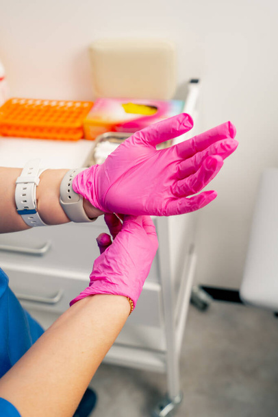lähikuva yksityisellä klinikalla analyysihuoneessa lääkäri valmistelee rokotteen antamista - Valokuva, kuva