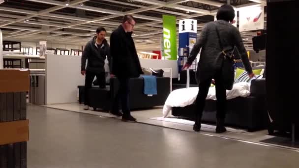 Sofá cama de compras para clientes dentro de la tienda Ikea
 - Imágenes, Vídeo