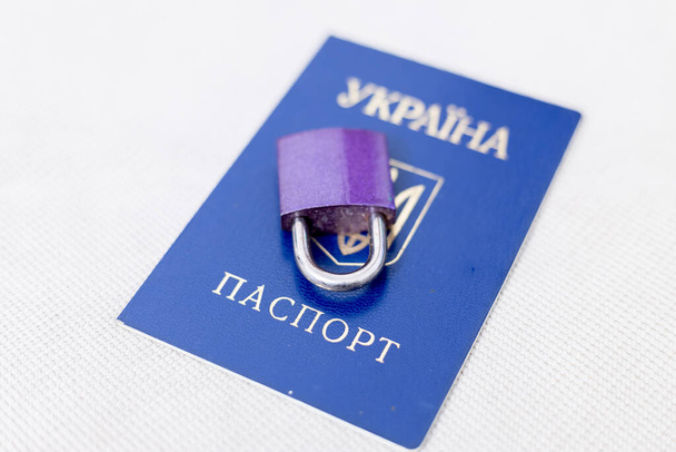 A zár az útlevélen van. Az ukrán menekültek jogainak korlátozása Európában - Fotó, kép
