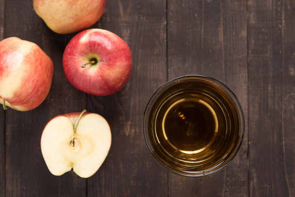 Top healthy apple juice drink and red apples fruits on wooden ba - Fotoğraf, Görsel