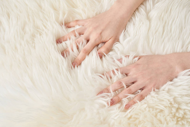 La mano de una mujer toca la tela esponjosa - Foto, imagen