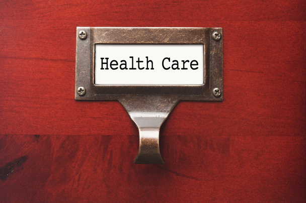 Glanzvoller Holzschrank mit Etikett für Gesundheitsakten - Foto, Bild