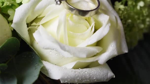 flowers with wedding rings - Footage, Video