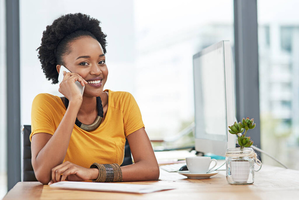 Kreatív, portré és fekete nő telefonhívással hálózatépítésre, tervezésre és kapcsolatépítésre. Marketing projekt, női alkalmazott vagy grafikus, mint karrier, tech és beszélgetés az irodában. - Fotó, kép