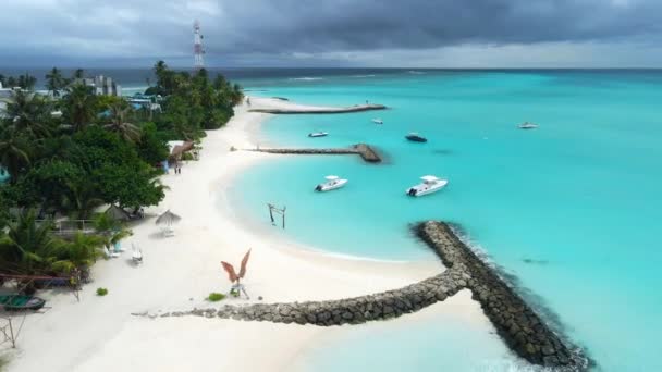 Maldív-szigetek sziget trópusi stranddal, pálmafákkal és kék óceánnal. Légi felvétel. Kiváló minőségű 4k felvételek - Felvétel, videó