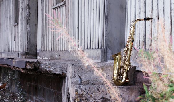Old grungy saxophone - Fotoğraf, Görsel