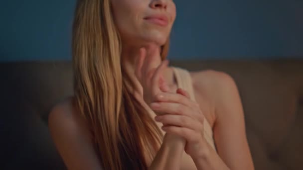 Χαλαρωμένη γυναίκα ενυδατική χέρια με θρεπτική κρέμα στο υπνοδωμάτιο βράδυ close up. Χαμογελώντας ελκυστική φροντίδα κορίτσι για το δέρμα του σώματος κάθεται άνετο κρεβάτι. Ευτυχισμένη νεαρή κυρία που κάνει την καθημερινή διαδικασία φροντίδας του δέρματος - Πλάνα, βίντεο