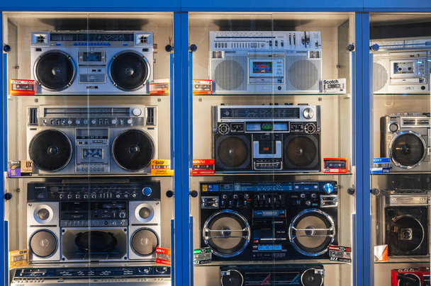 colección de varios casetes clásicos japoneses grabadoras, boomboxes portátiles y casetes de audio cinta de película en el estante de la tienda. Taskent, Uzbekistán - 16 de abril de 2024 - Foto, Imagen