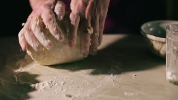 Mãos amassando uma massa de farinha - Filmagem, Vídeo