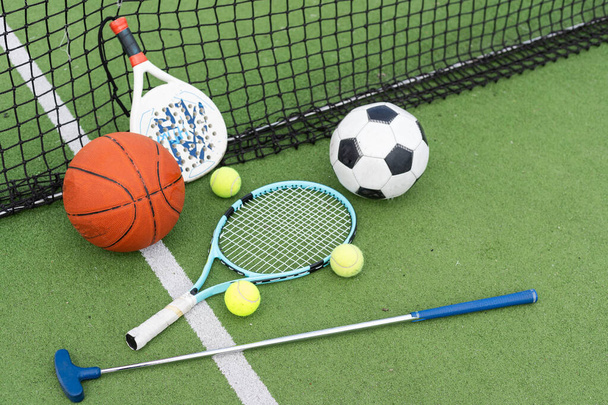 Grupa sprzętu sportowego na tle, w tym tenis, koszykówka i piłka nożna na tle z miejsca do kopiowania. Wysokiej jakości zdjęcie - Zdjęcie, obraz