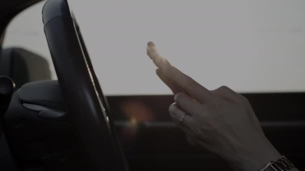 Χέρι χρησιμοποιώντας το τηλέφωνο, closeup του χεριού κρατώντας smartphone  - Πλάνα, βίντεο