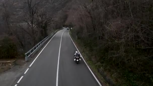 Мотоциклист едет по озерной дороге - Горизонтальное озеро Маджоре 4К - Кадры, видео