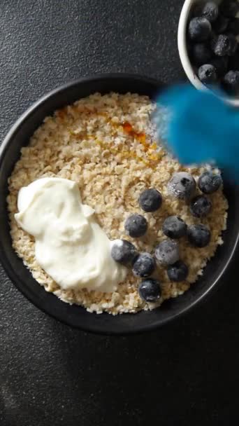 Haferflocken Joghurt und Beeren Haferflocken-Frühstück Essen auf einen Teller legen gesunde Ernährung Kochen Vorspeise Mahlzeit Snack auf den Tisch kopieren Weltraum Lebensmittel Hintergrund - Filmmaterial, Video