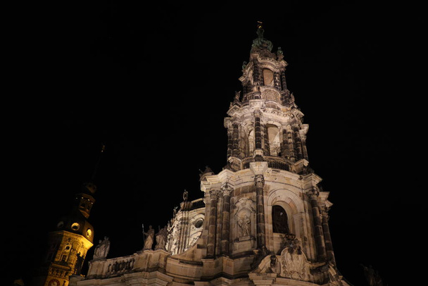 Cathedral Sanctissimae Trinitatis valaistu yöllä Dresdenissä. Laadukas kuva - Valokuva, kuva
