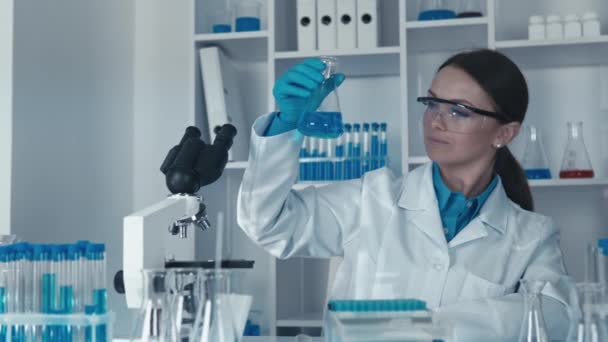 Στο εργαστήριο νέας γενιάς, οι επιστήμονες ασχολούνται με την επαναστατική έρευνα στον τομέα της γενετικής μηχανικής και της φαρμακευτικής, παρακολουθούν τη δυναμική των πειραμάτων, προκειμένου να βρουν - Πλάνα, βίντεο