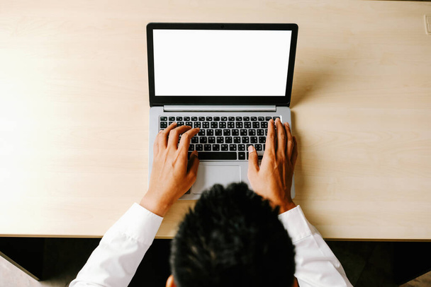 Osoba biznesowa lub pracownik biurowy korzystający z laptopa podczas siedzenia przy biurku. uds - Zdjęcie, obraz