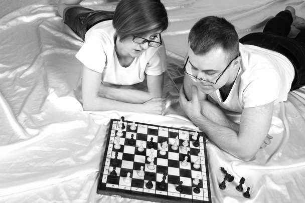 молода пара грає в шахи
 - Фото, зображення