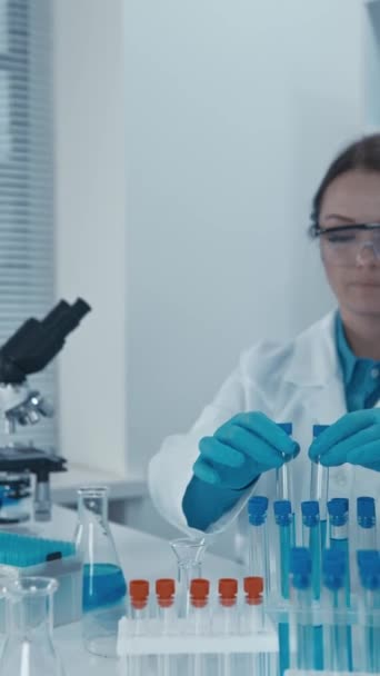 Στο εργαστήριο, ένας πειραματικός γενετιστής τροποποιεί τα γονιδιώματα των οργανισμών για να μελετήσει τις λειτουργίες και τις ιδιότητές τους. Ένας ανοσολόγος επιστήμονας μελετά το ανοσοποιητικό σύστημα για να αναπτύξει νέες θεραπείες - Πλάνα, βίντεο
