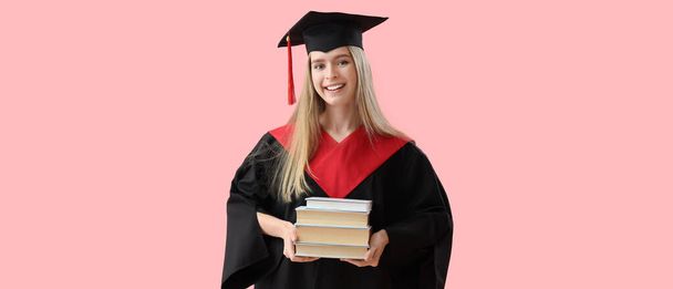 Выпускница с книгами на розовом фоне   - Фото, изображение
