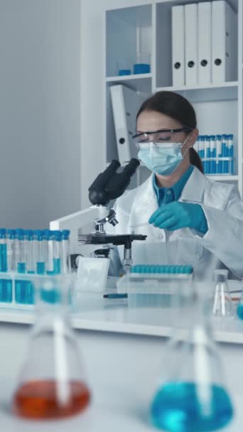 En el laboratorio, el bioinformático utiliza métodos informáticos para analizar los datos genómicos e identificar los factores de riesgo genéticos. Imágenes FullHD de alta calidad - Metraje, vídeo