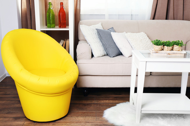 Rahat kanepe ve sandalye odasında modern iç - Fotoğraf, Görsel