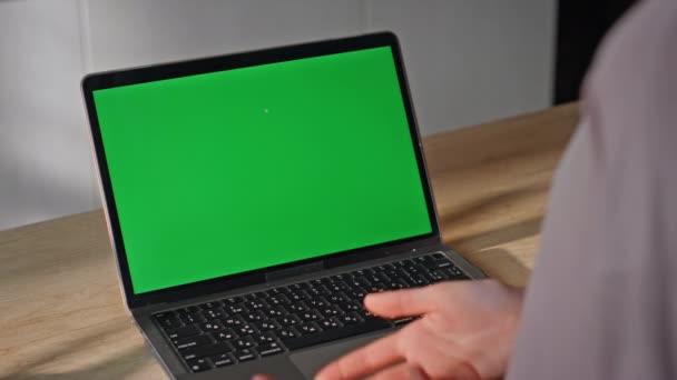 Δάσκαλος βίντεο καλώντας chroma κλειδί laptop gesturing στο σπίτι από κοντά. Αγνώριστη γυναίκα που μιλάει με πράσινη κάμερα υπολογιστή στο γραφείο. Άγνωστος μαθητής που κάνει μαθήματα online διαβάζοντας εξ αποστάσεως. - Πλάνα, βίντεο