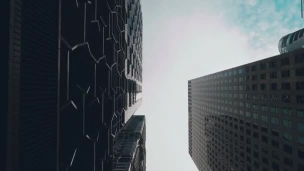 Singapore huhtikuu 15, 2024: kaunis moderni pilvenpiirtäjä rakennuksia kaupungin keskustassa Singaporessa. Indonesian kielikoulurakennus. Koulutuksen ja rahoituksen käsite - Materiaali, video