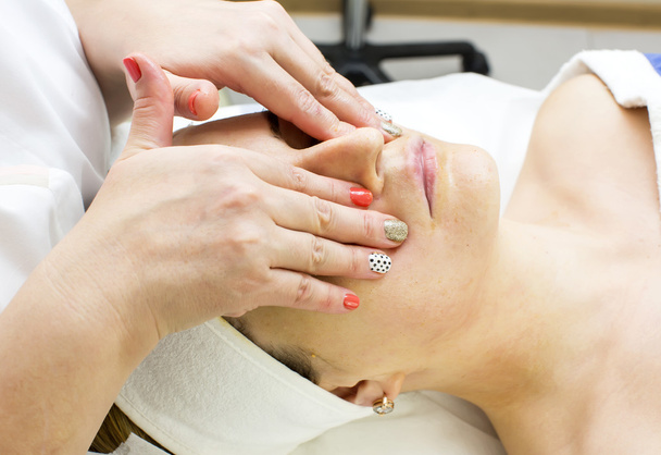 Vrouwelijke massage en gezicht schillen - Foto, afbeelding