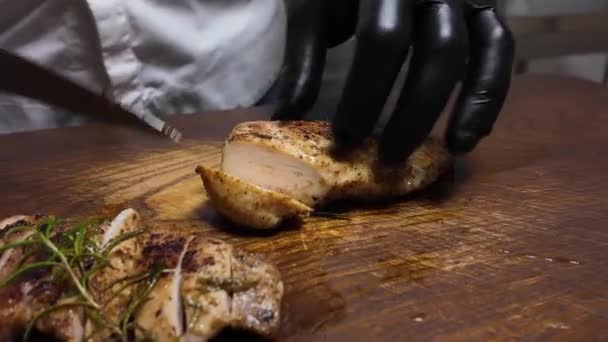 Смажені курячі грудки нарізані скибочками на дерев'яній дошці - Кадри, відео