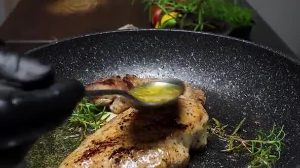 Πατάτες στήθος κοτόπουλου με δεντρολίβανο σε ένα τηγάνι και χύνει λάδι - Πλάνα, βίντεο