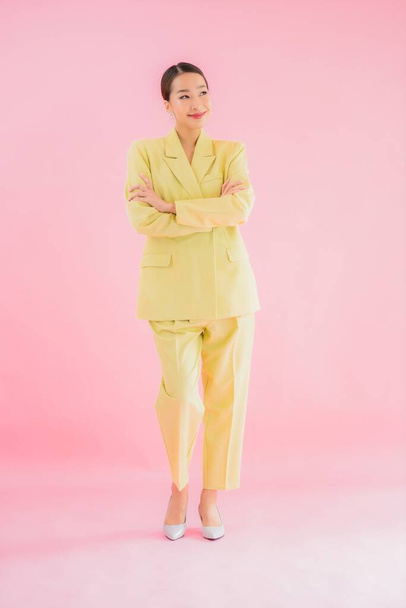 Muotokuva kaunis nuori aasialainen liike nainen hymy toiminnassa vaaleanpunainen väri tausta - Valokuva, kuva