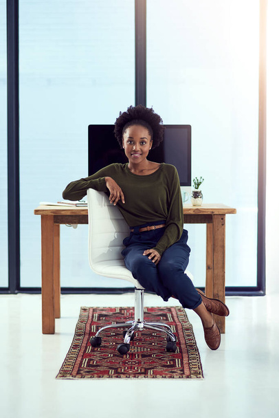 オフィスチェアの黒人女性,肖像画,コンサルタント,自信と中小企業のオーナー. 女性,起業家,そしてクリエイティブエージェンシー,笑顔,プロフェッショナルでのキャリアチャンスを誇りに思います.. - 写真・画像