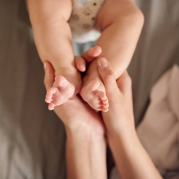 Baby, feet and closeup with love or care for motherhood, απαλό δέρμα με ασφάλεια και εμπιστοσύνη. Νεογέννητο, πόδι και ζουμ με υποστήριξη και ανάπτυξη για ευεξία, μητέρα με υγιές παιδί ή καλλυντικά. - Φωτογραφία, εικόνα