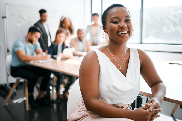 Portré, designer és fekete nő a tanácsteremben találkozó, tervezés vagy ötletelés ötletek. Szakmai, üzleti és női alkalmazottak csapatmunka, piackutatás vagy partnerség az irodában. - Fotó, kép