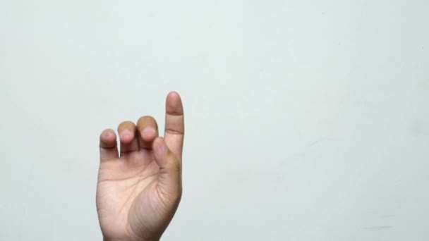 Beyaz izole arkaplanda bir numaralı işareti gösteren el. - Video, Çekim